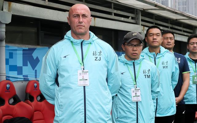 扬科维奇(左)成为北京全运队主帅。图/IC photo